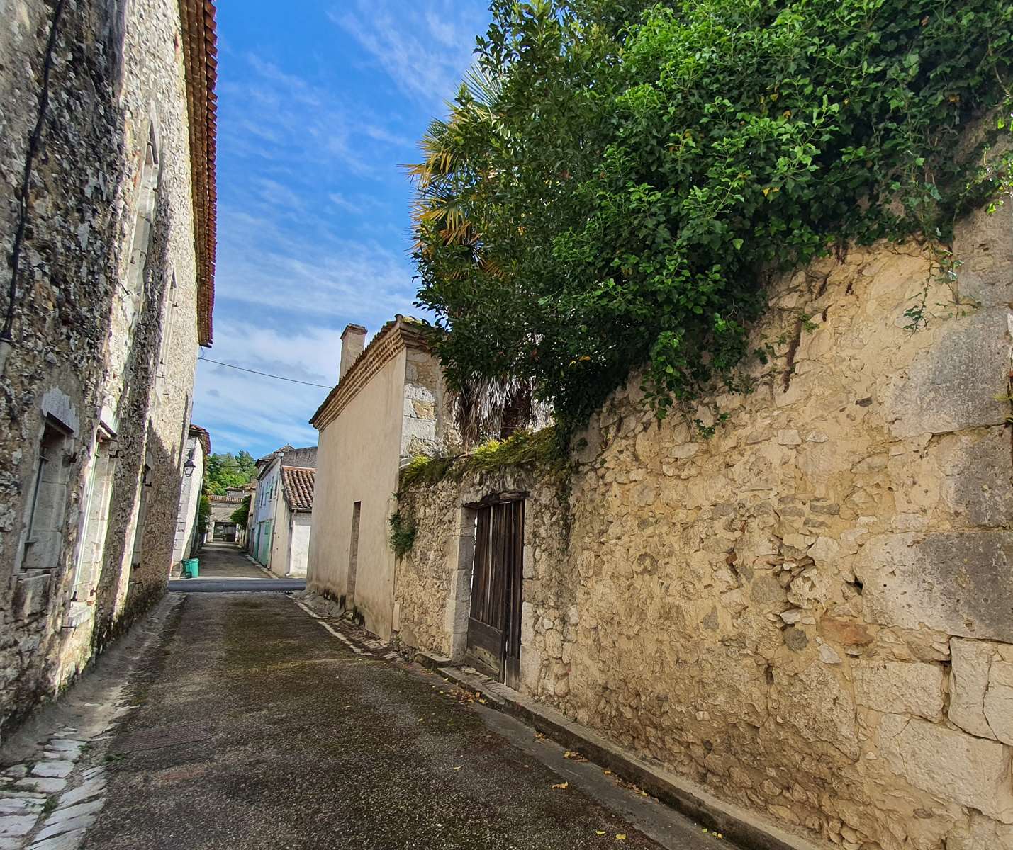 Ruelle-Perpendiculaire-Vianne-Bastide-AMGH-Immobilier