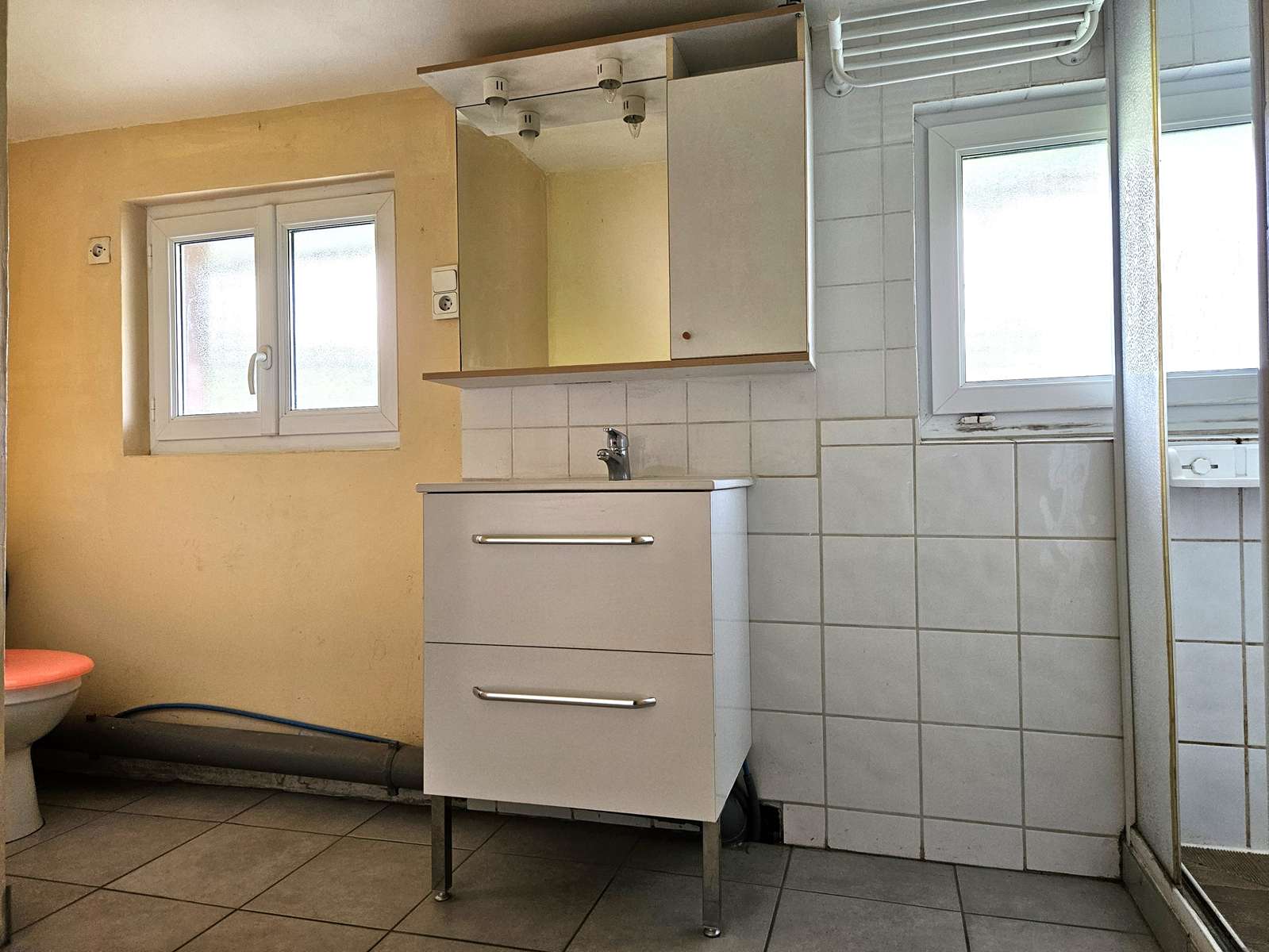 Salle-deau-avec-wc-etage-Maison-Mitoyenne-une-face-Interieur-Exclusivite-AMGH-IIMMOBILIER