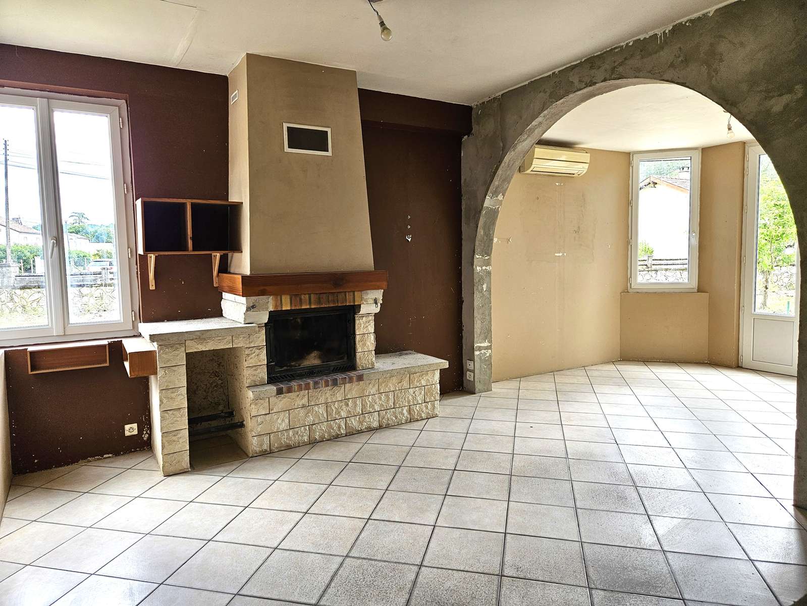 Sejour-Cheminee-Maison-Mitoyenne-une-face-Interieur-Exclusivite-AMGH-IIMMOBILIER