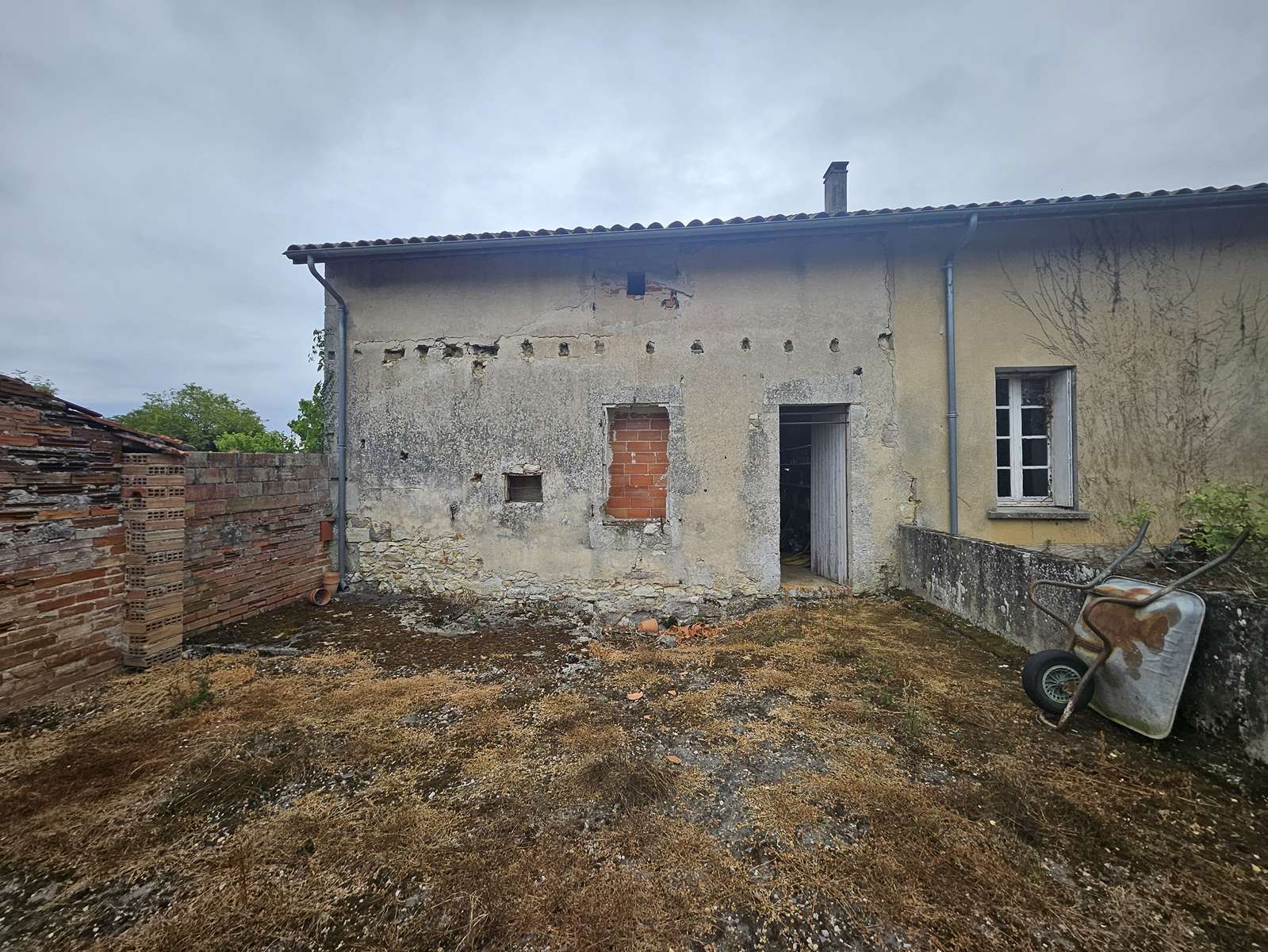 Garage-SOS-face-arrière-avec-jardin-AMGH-IMMOBILIER
