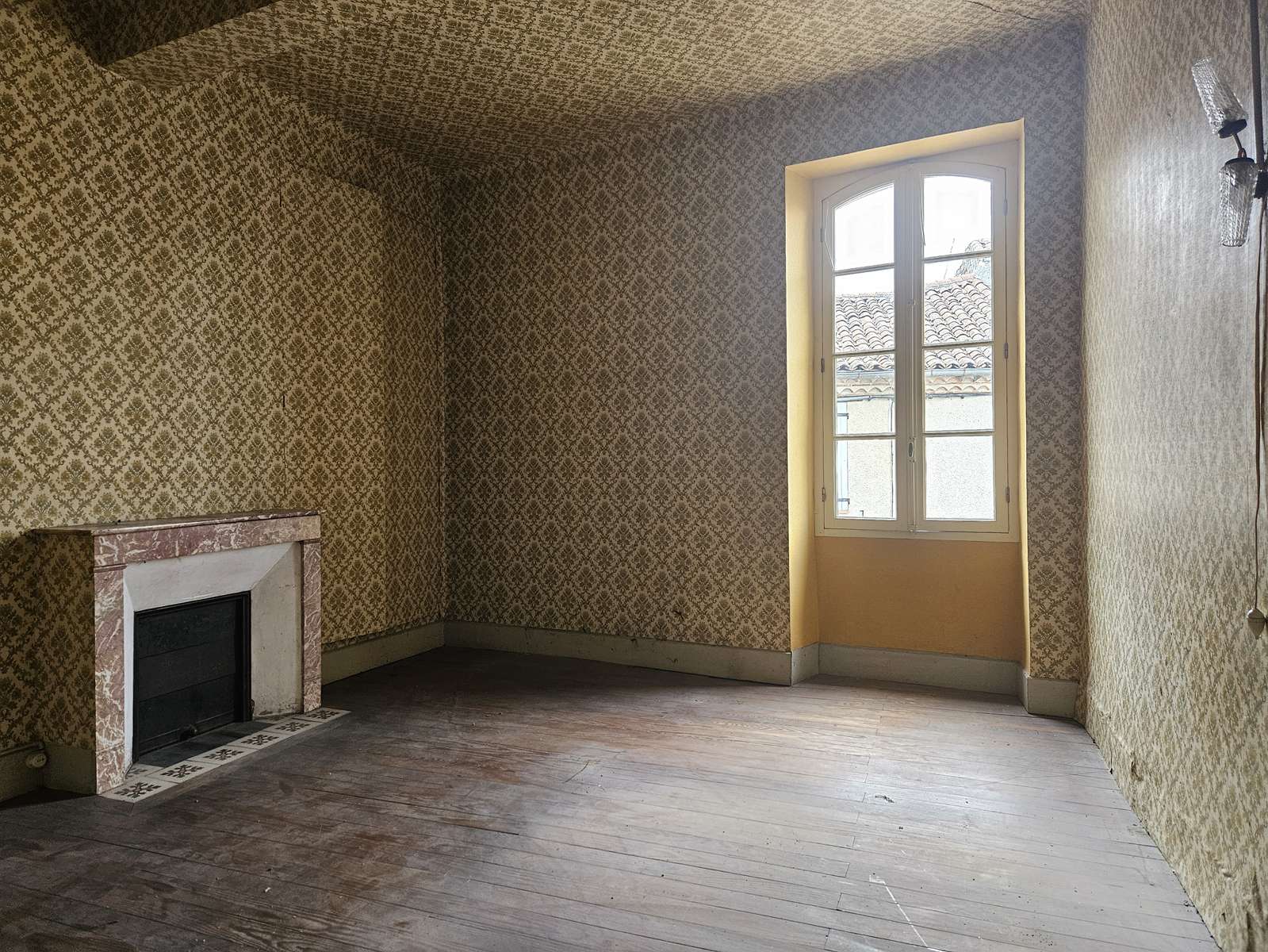 Maison-dangle-SOS-centre-village-Exclusivité-AMGH-IMMOBILIER