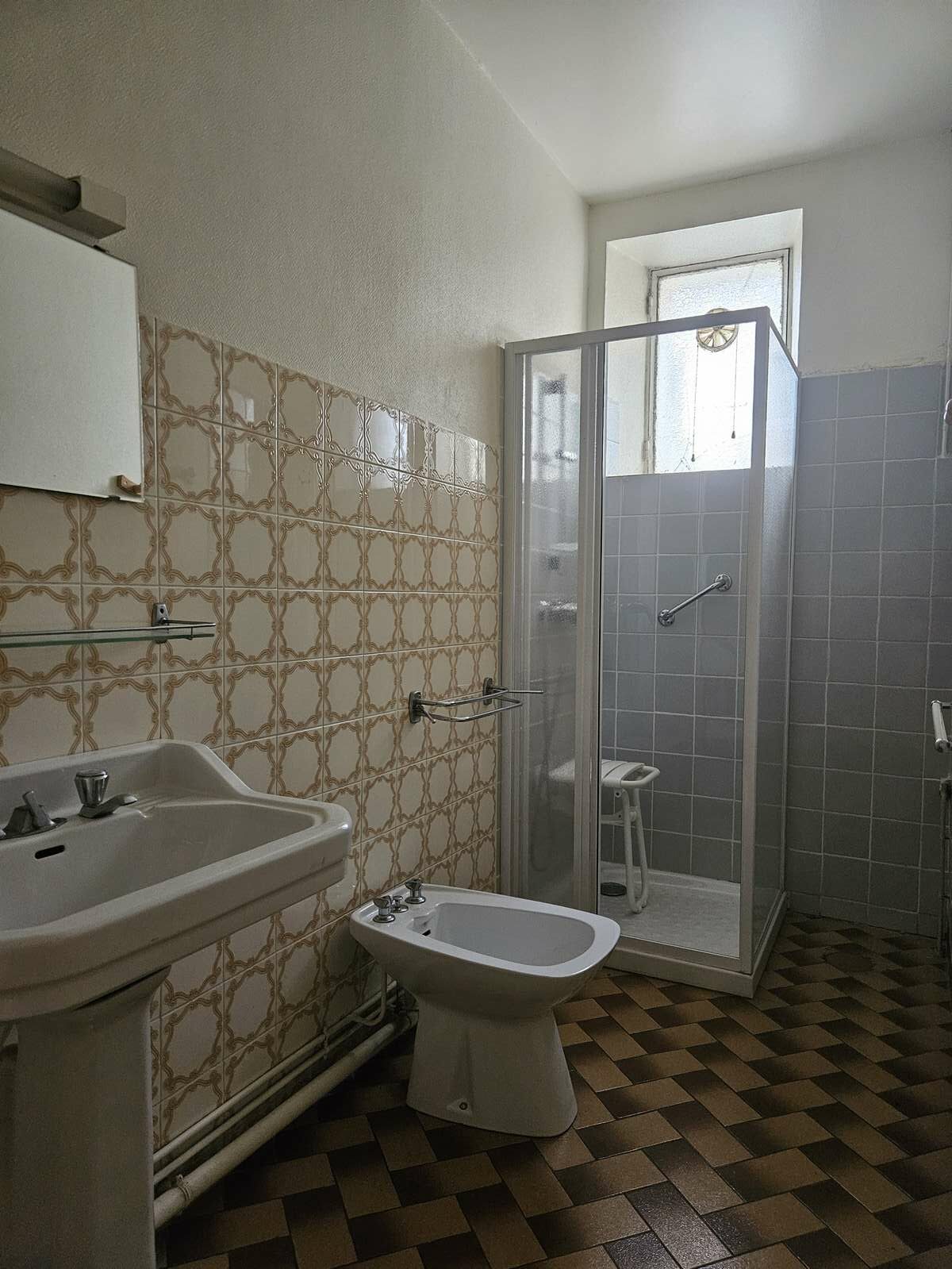 Maison-dangle-SOS-centre-village-Salle-d'eau-rdc-AMGH-IMMOBILIER