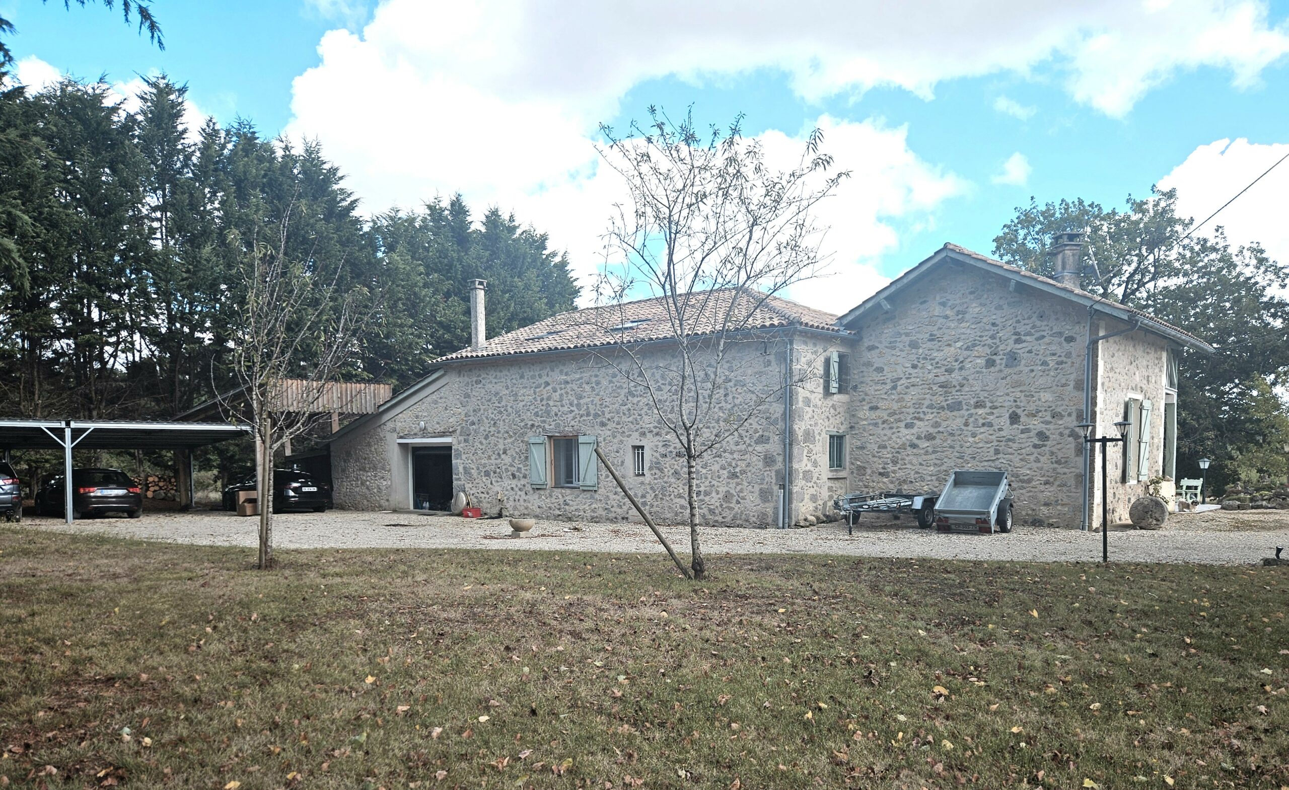 belle-maison-pierre-Anzex-Castejaloux-face-arriere-abris-vehicules-AMGH-IMMOBILIER
