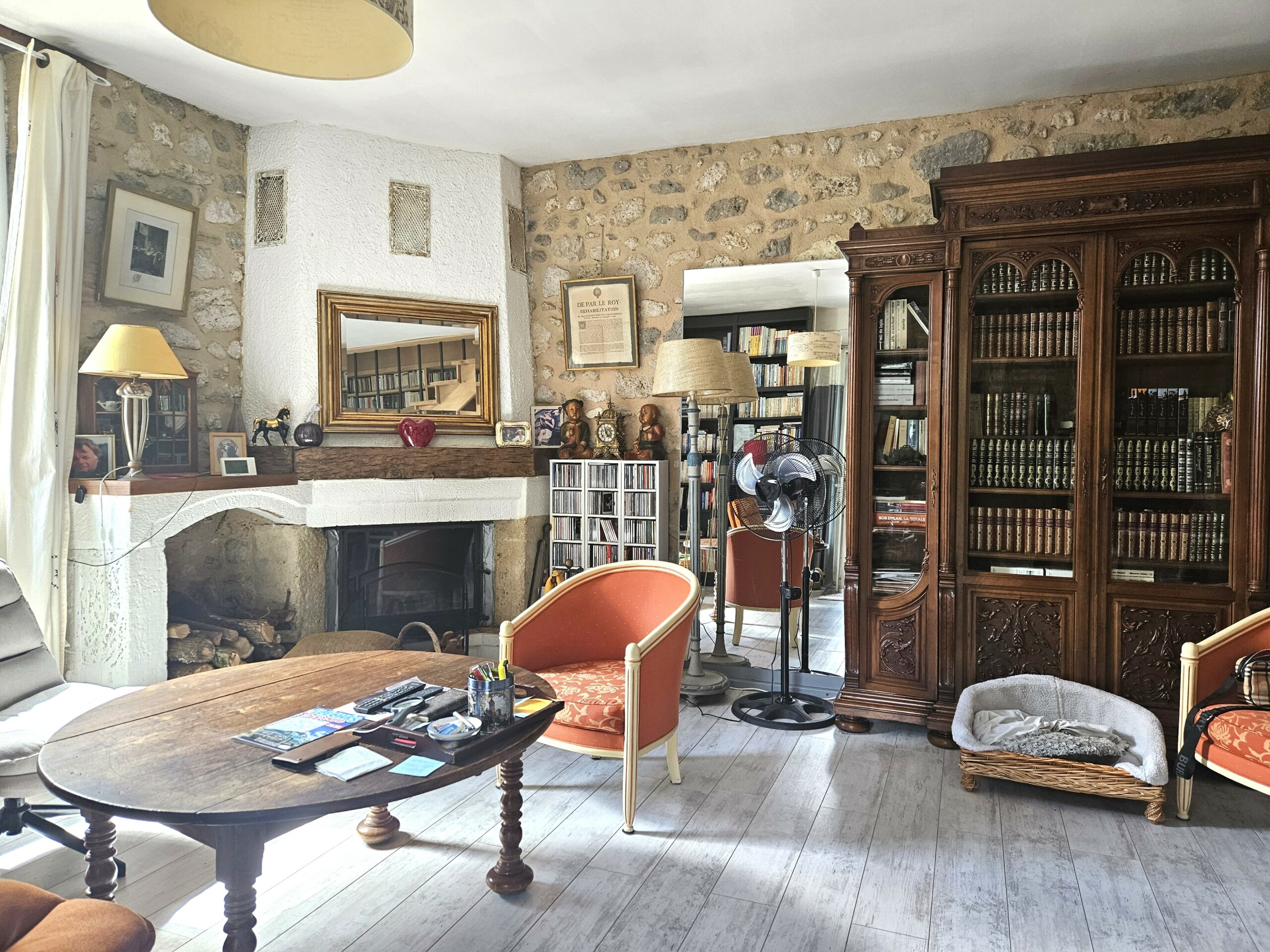 belle-maison-pierre-Anzex-Castejaloux-salon-bibliotheque-AMGH-IMMOBILIER