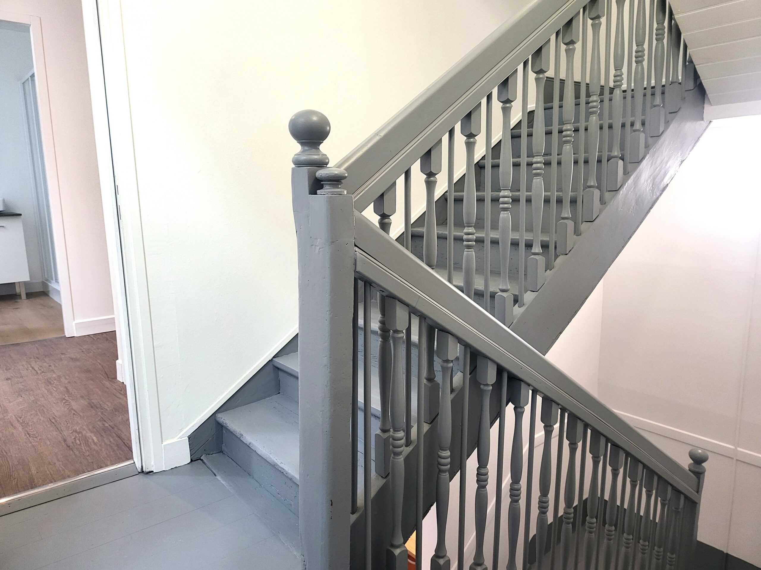 Exclusivite-Nerac-47-Maison-pierre-centre-ville-3-chambres-palier-escalier-AMGH-IMMOBILIER