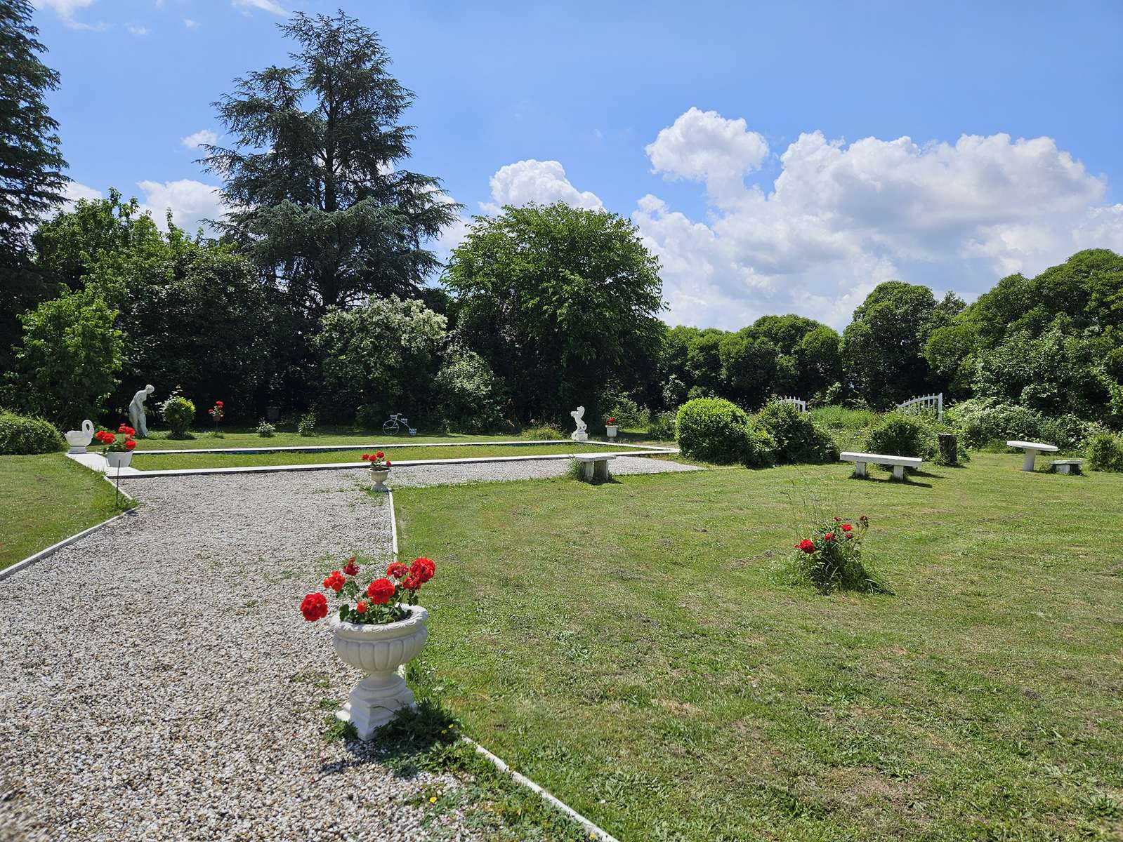 Villa-architecte-Maison-Saint-Laurent-Vue-du-balcon-exterieur-et-parc-exclusivite-AMGH-IMMOBILIER