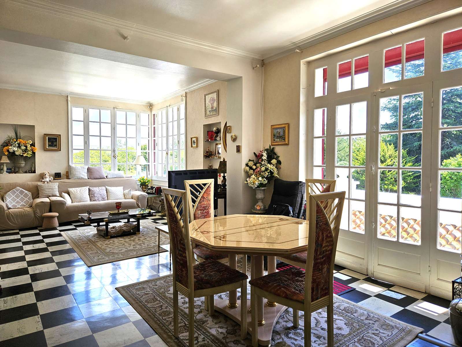 Villa-architecte-Maison-Saint-Laurent-sejour-cote-salle-a-mangee-exclusivite-AMGH-IMMOBILIER