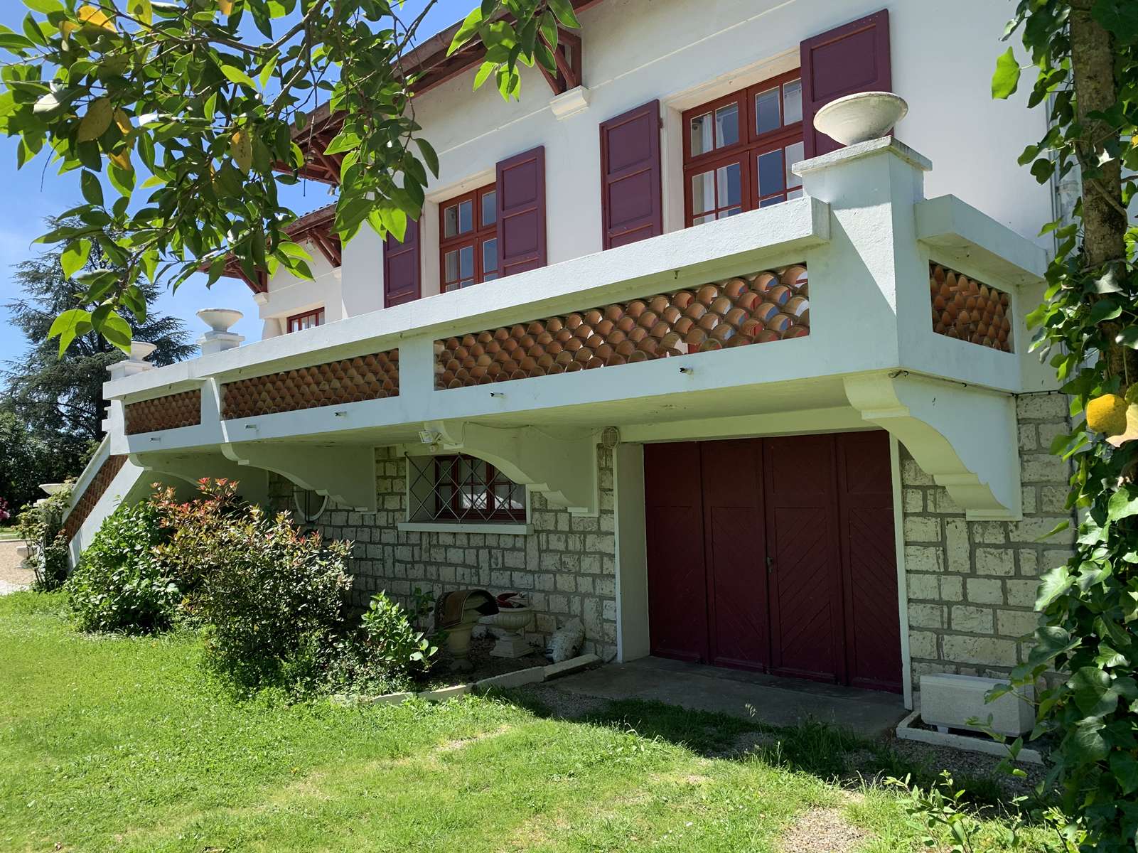 Villa-architecte-Maison-Saint-Laurent-sous-sol-rez-de-jardin-garage-exclusivite-AMGH-IMMOBILIER