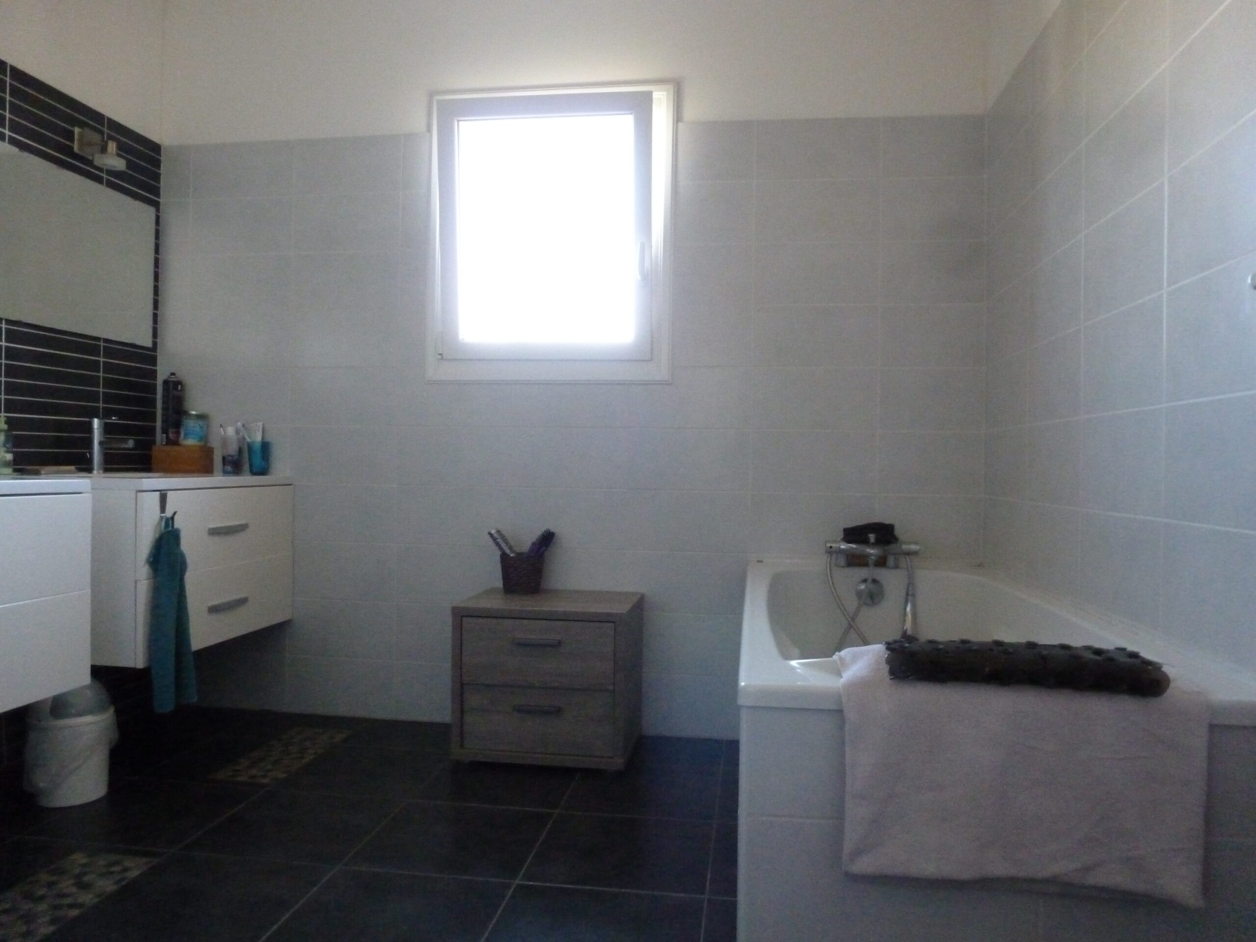 maison-contemporaine-2011-exclusivite-Massoules-Penne-dAgenais-salle-de-bain-double-vasque-douche-supplementaire