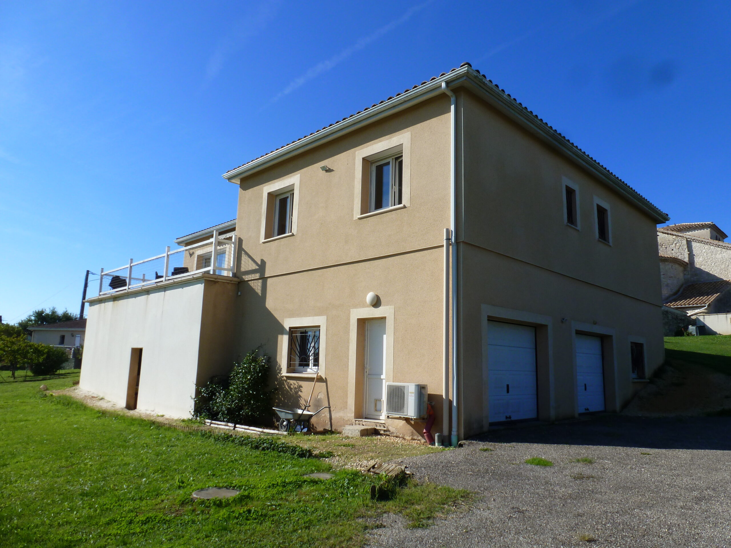 maison-contemporaine-2011-exclusivite-Massoules-Penne-dAgenais-sous-sol-semi-enterre-face-arriere