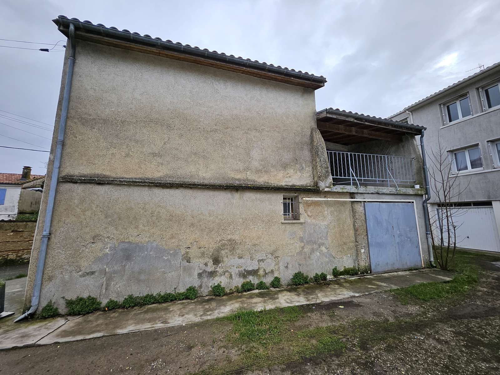 Facade-cote-garage-maison-investisseur-Le-Passage