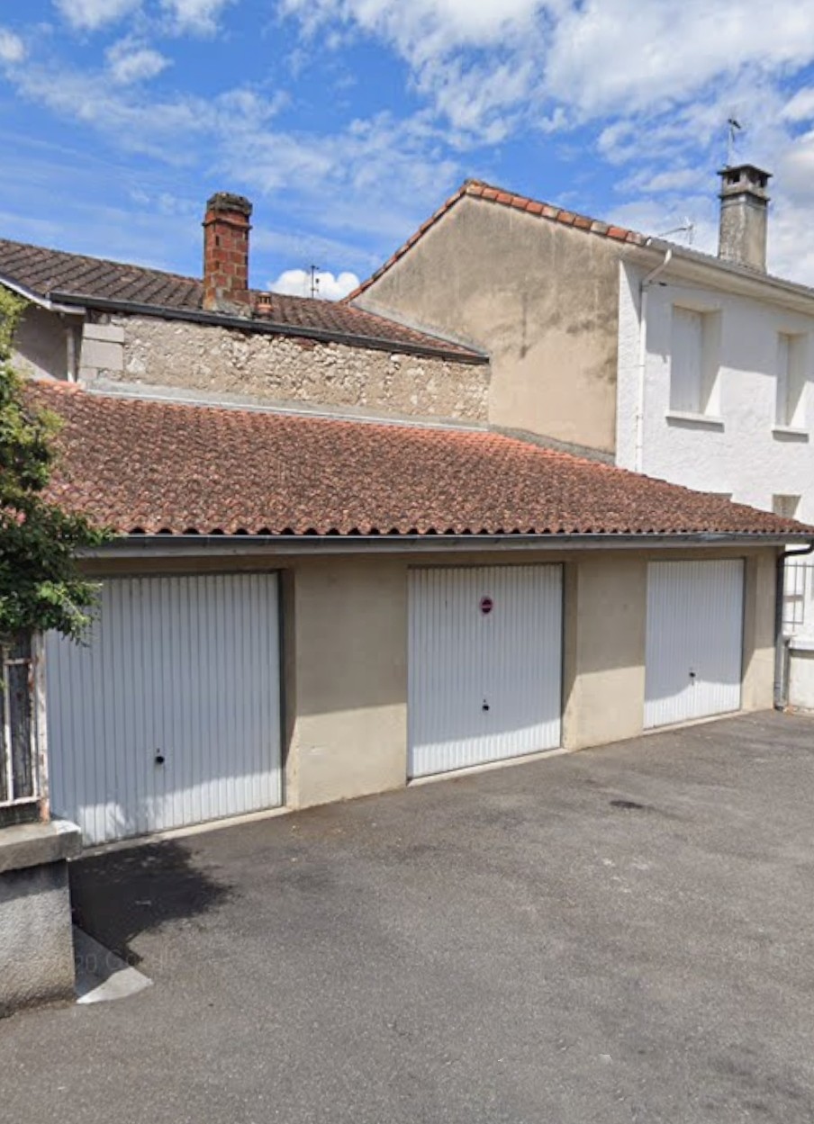 Immeuble-trois-appartement-et-trois-garages-facade-trois-portes-et-parkings-amghimmobilie