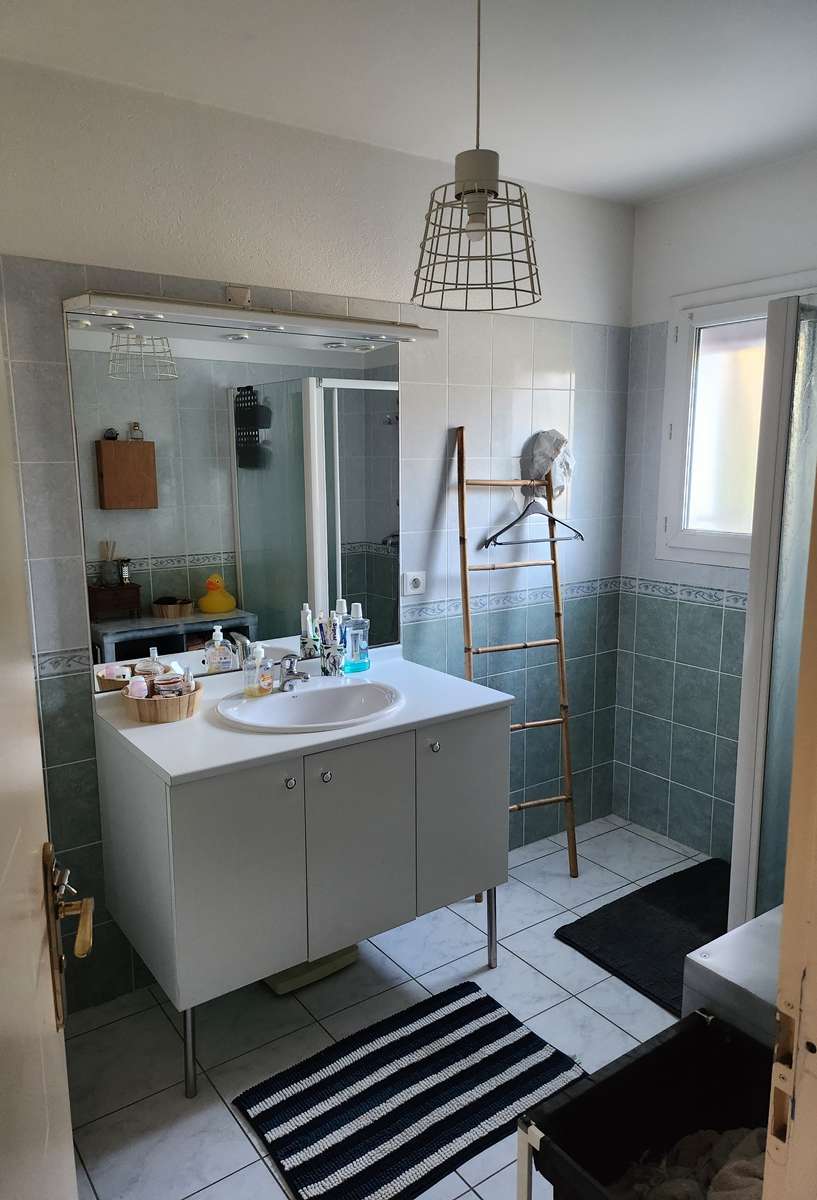 Salle-deau-maison-villa-plein-pied-Feugarolles