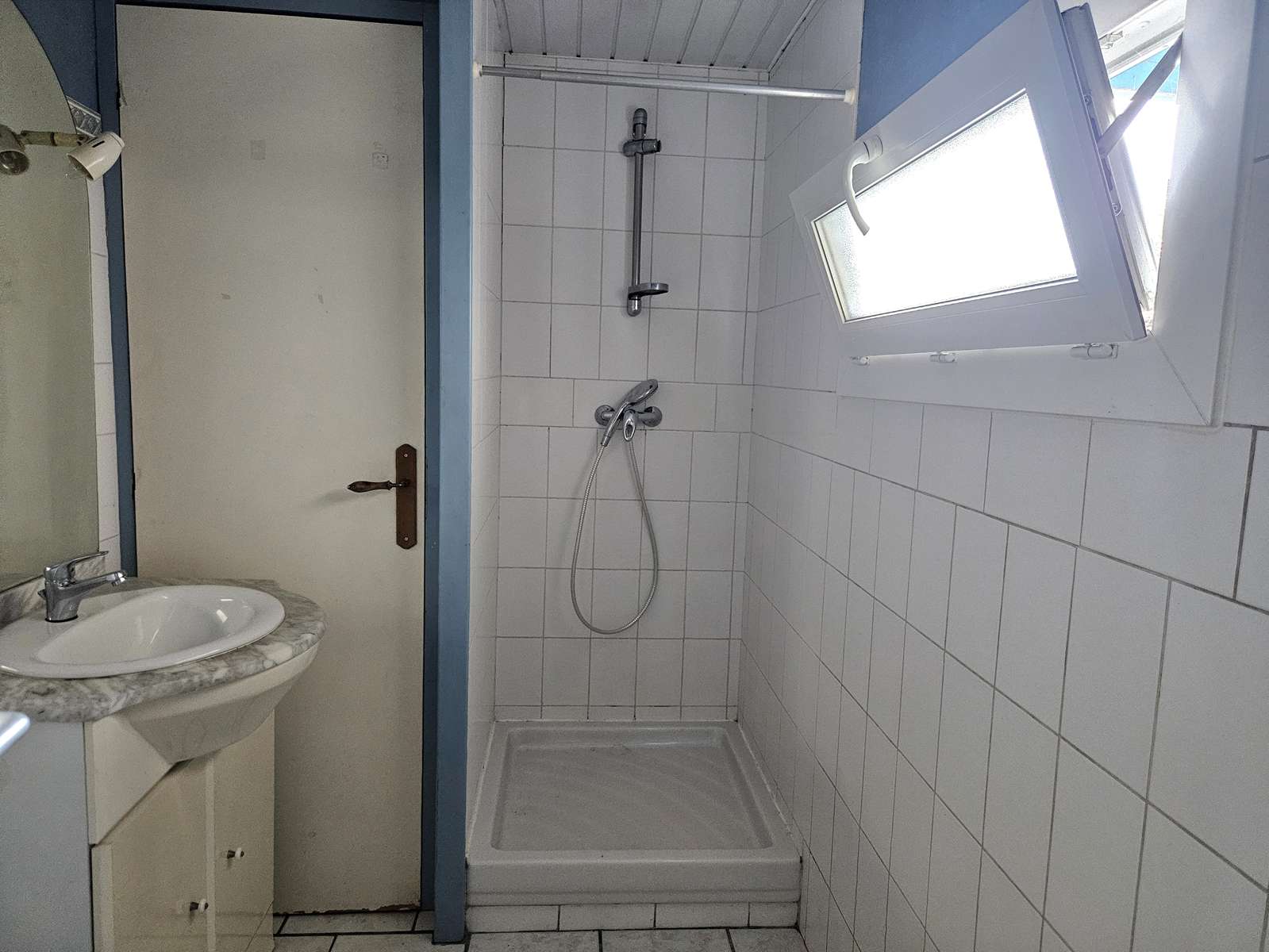 Salle-deau-avec-wc-maison-ville-Buzet-47160-AMGH-IMMOBILIER
