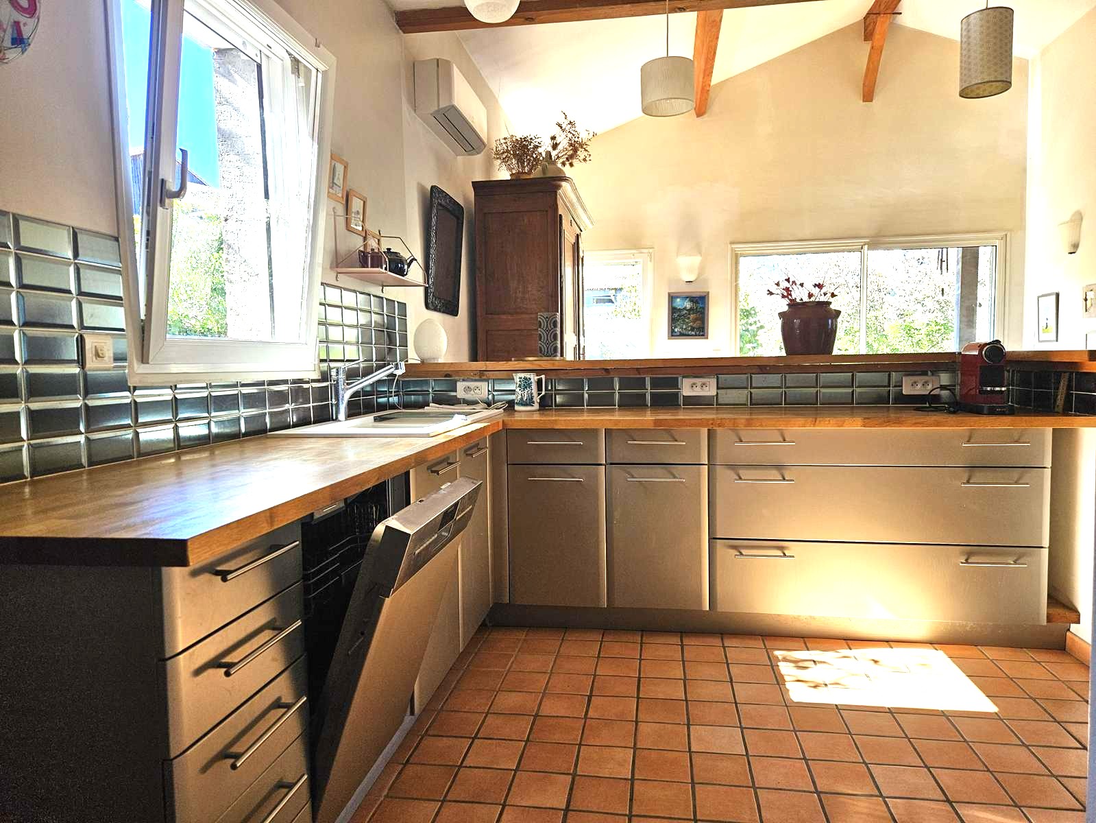 AMG-Cuisine-equipee-amenagee-Americaine-Maison-Buzet
