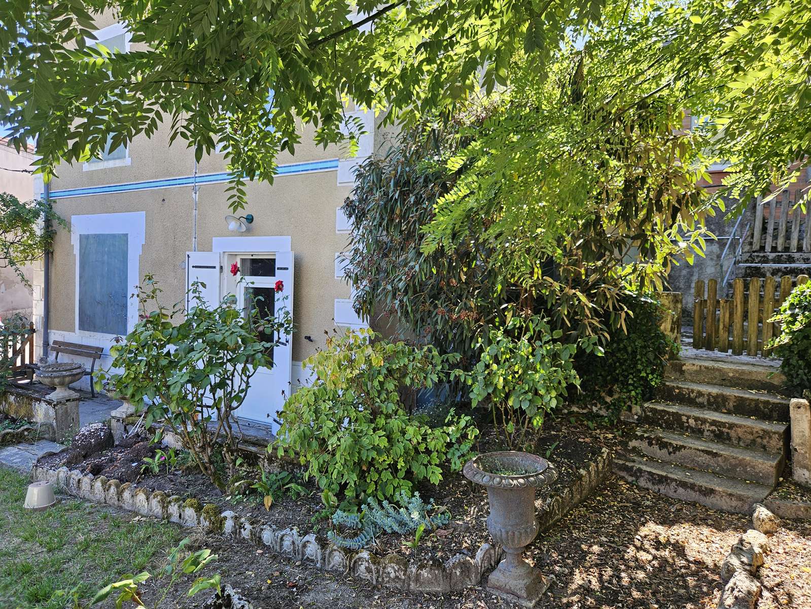 AMG-Facade-cote-jardin-maison-buzet