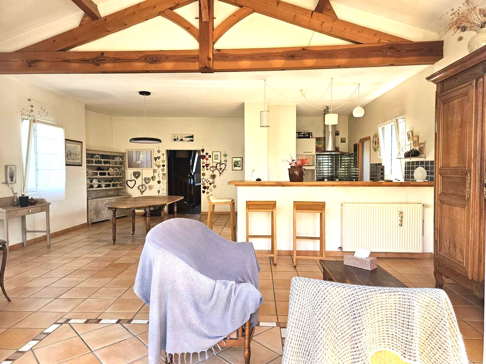 AMG-sejour-cuisine-us-tabourets-maison-buzet
