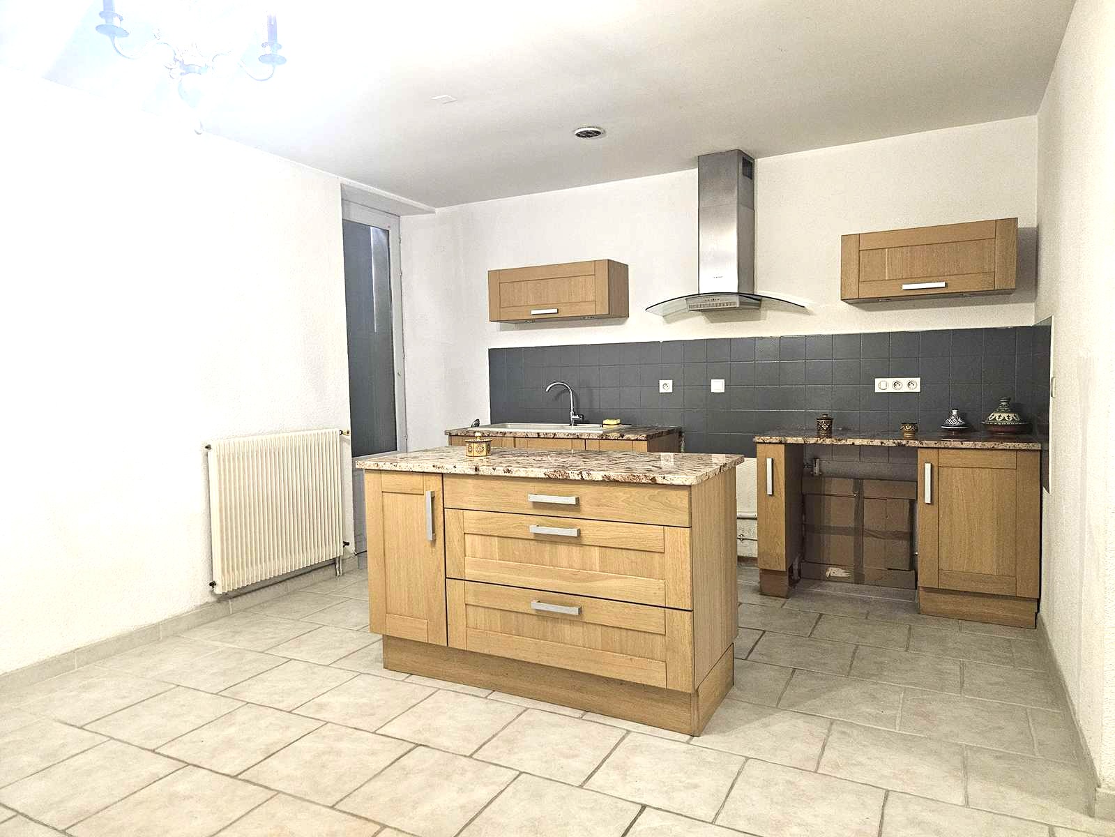 Cuisine-US-amenagee-maison-de-ville-Nerac-AMGH-IMMOBILIER