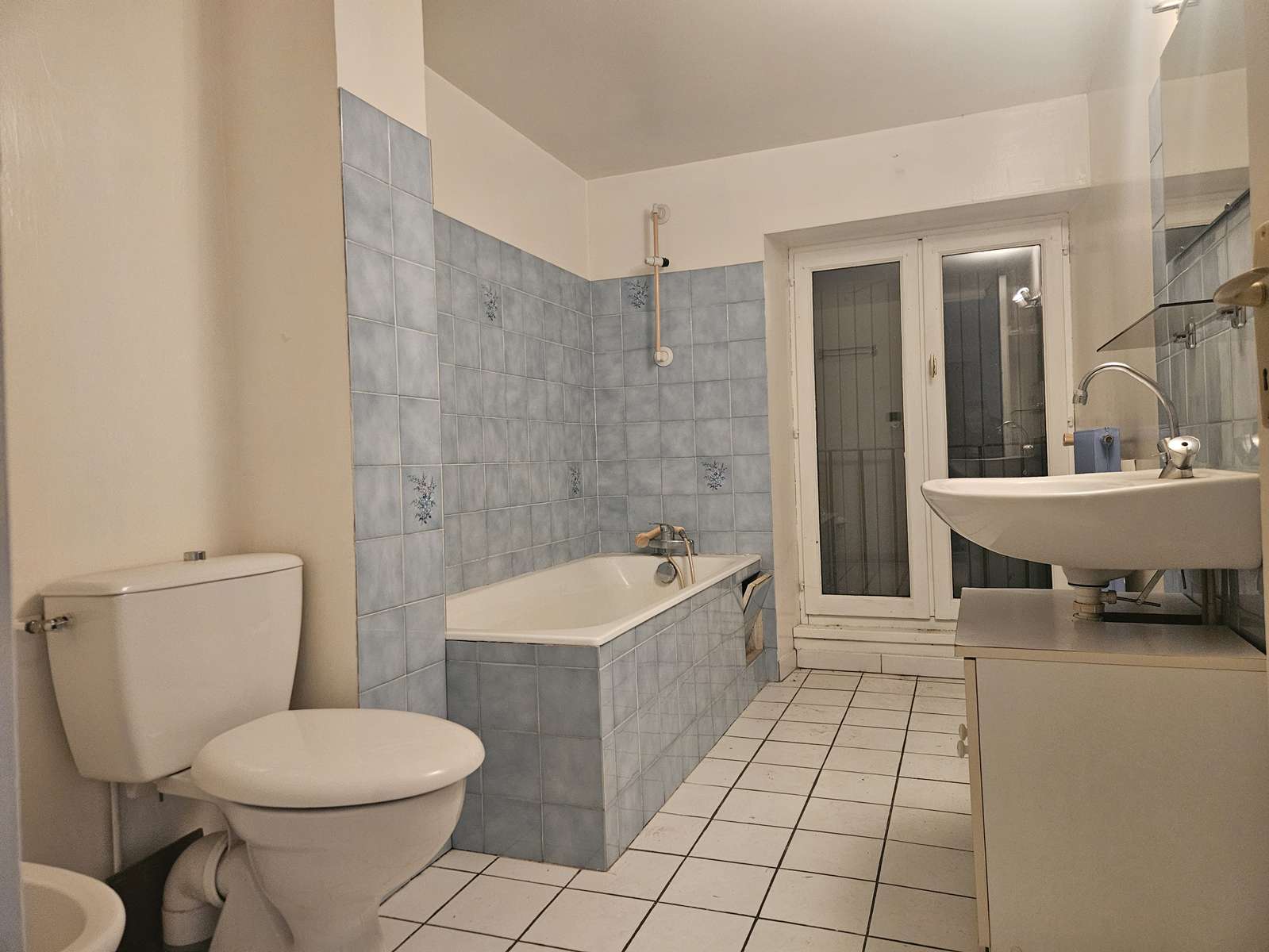 Salle-de-bain-avec-wc-deuxieme-etage-maison-de-ville-Nerac-AMGH-IMMOBILIER