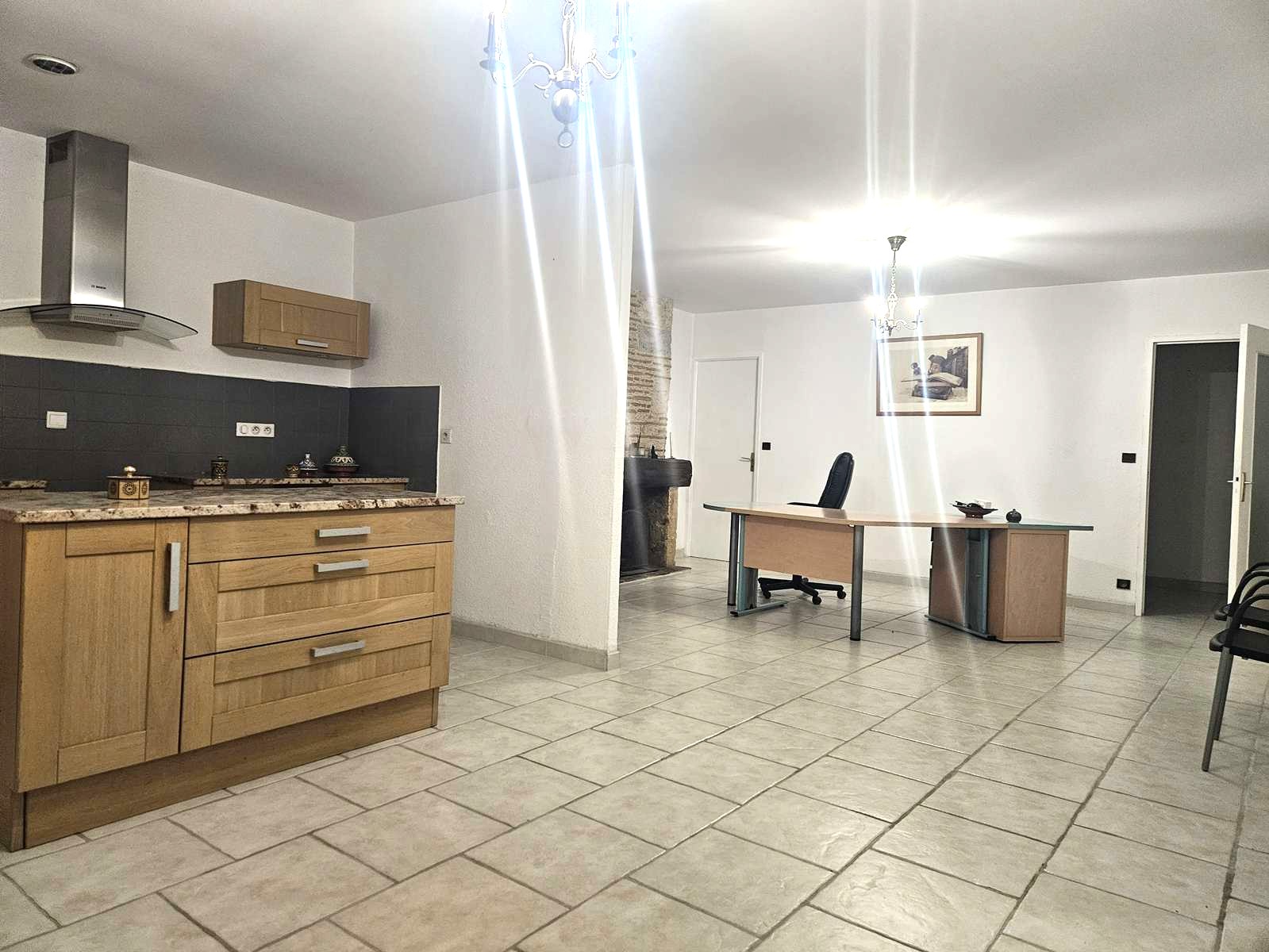 Sejour-cuisine-US-cheminee-maison-de-ville-Nerac-AMGH-IMMOBILIER